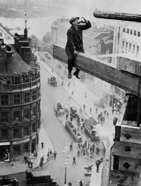 Рабочий пьёт чай на доске высоко над Лондоном, 1915.