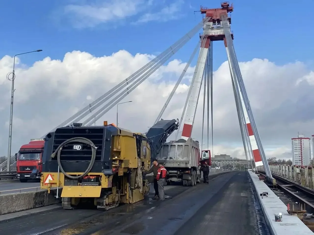 На шестой полосе Октябрьского моста положили асфальт.