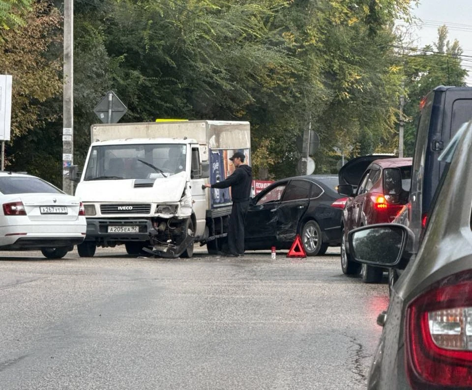 ❗️Грузовик попал в ДТП возле Горбатого моста в Симферополе