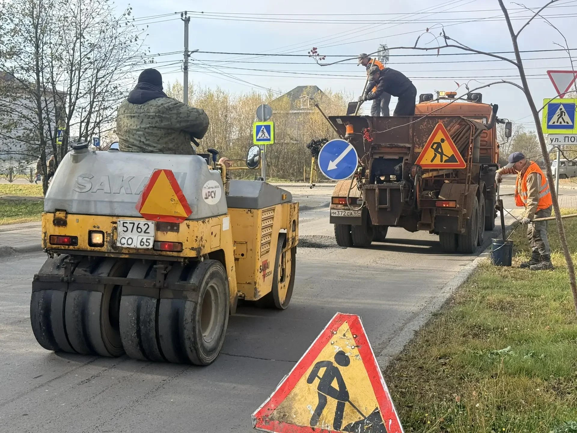 🚧 Осенний ямочный ремонт в Поронайске продолжается