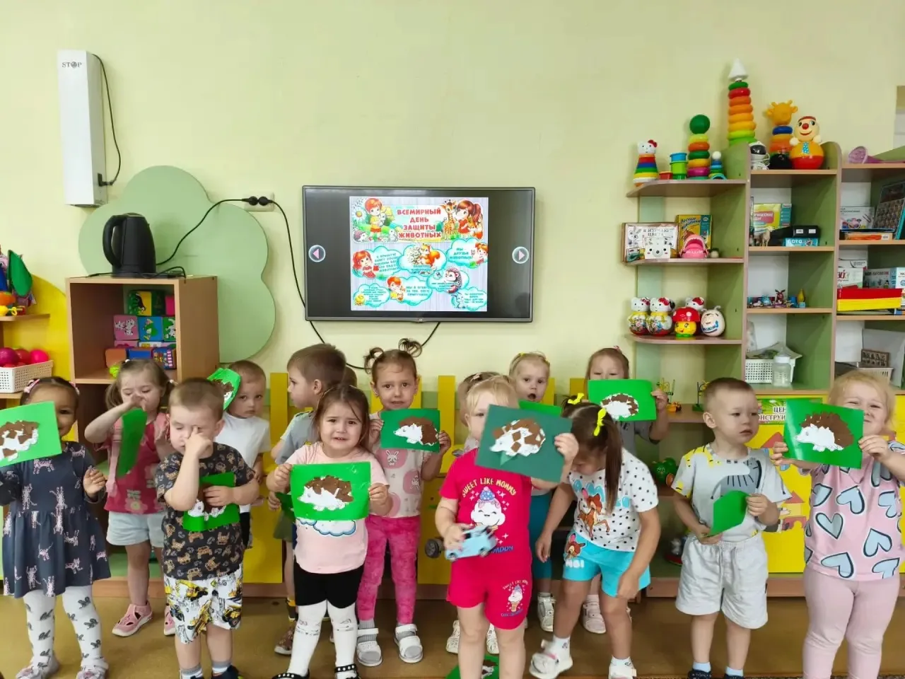🎉 Ко Всемирному дню защиты детей малыши из первой младшей группы вместе с воспитателем...