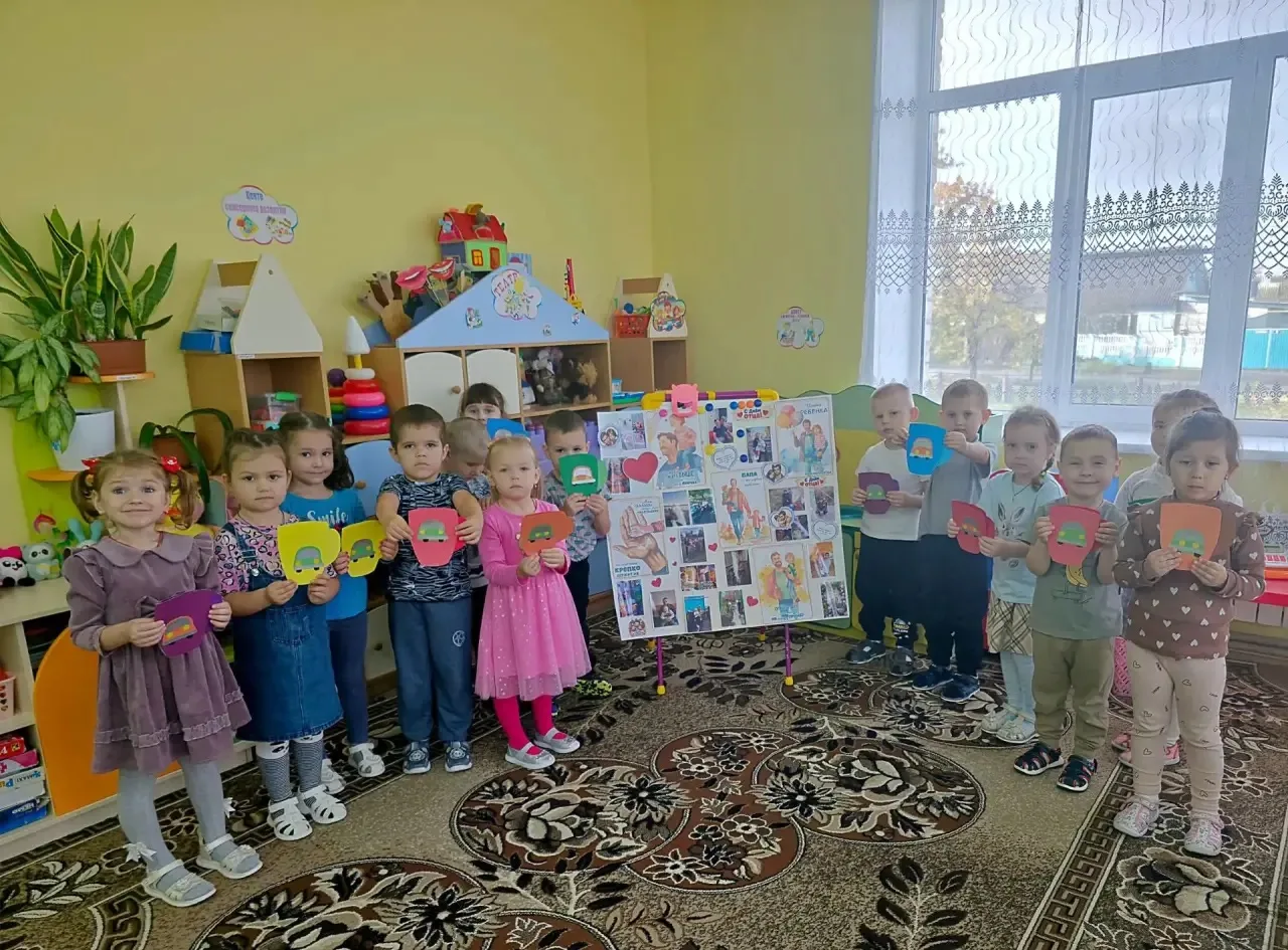 В преддверии Дня отца в средней группе детского сада "Солнышко" прошел самый добрый тво...