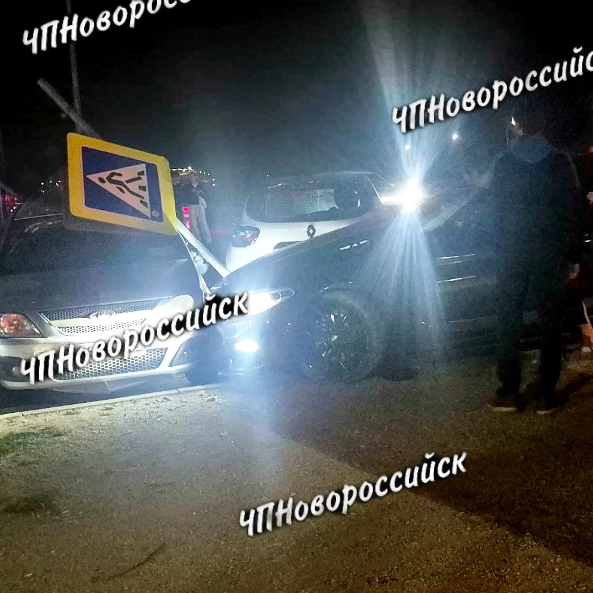 Вчера в 20:33 на остановке "Самолет" чувак на бэхе сбил светофор и чуть не влетел в ост...