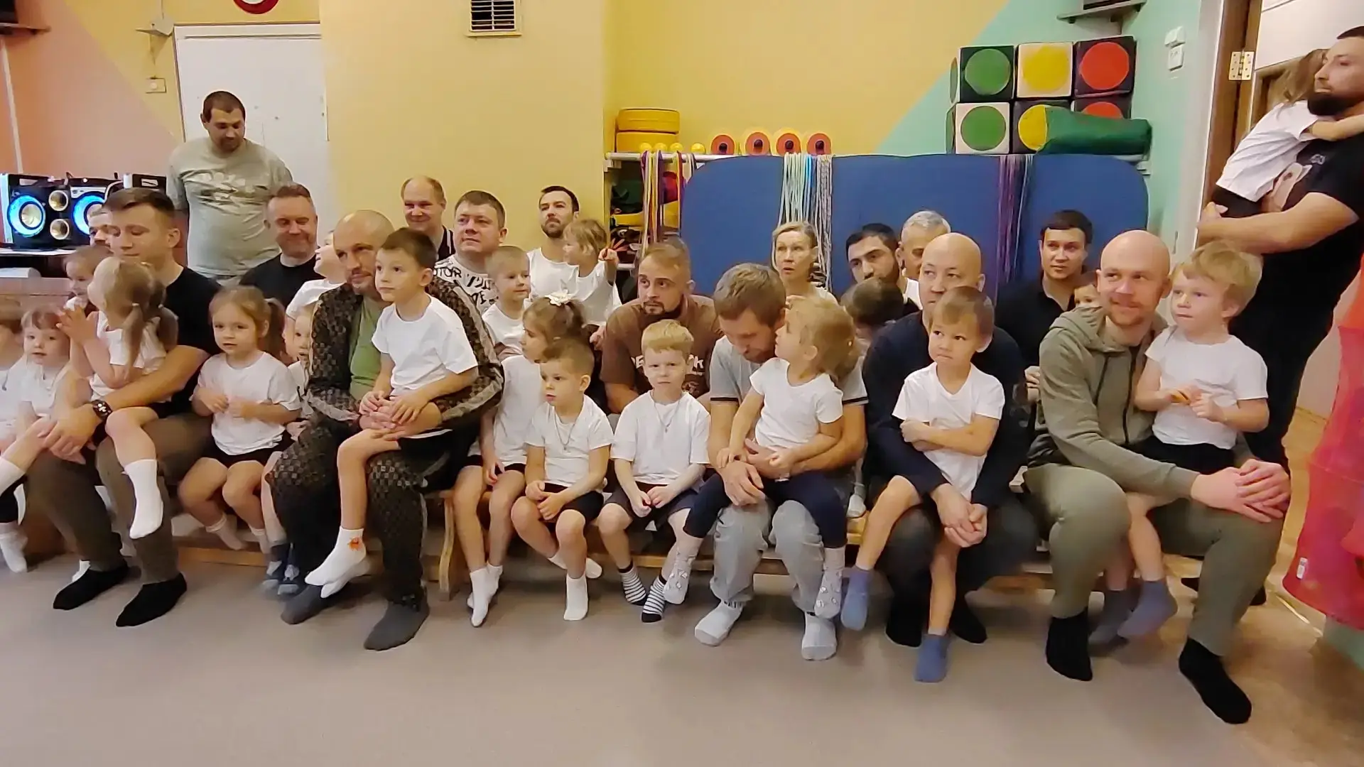 В детском саду на ул. Шолохова 6/4 было шумно, весело и по-настоящему тепло — ведь рядо...