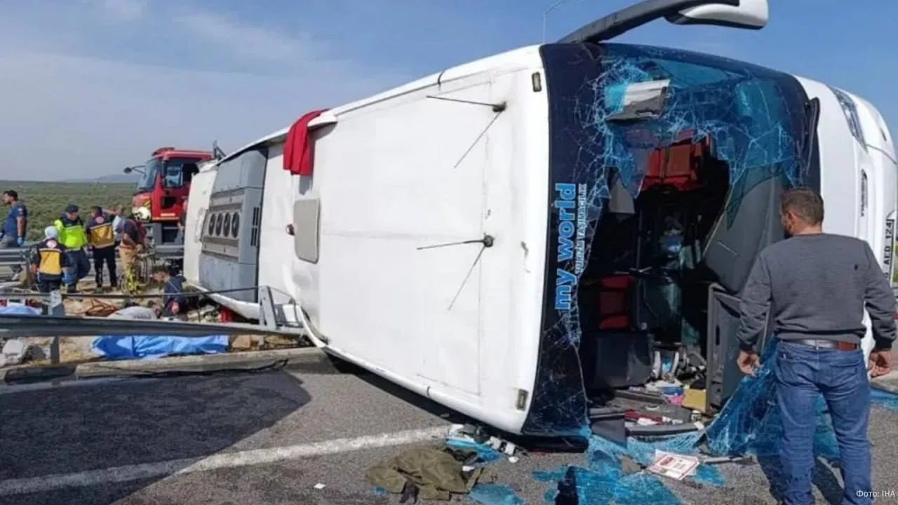 Туристический автобус перевернулся после столкновения с эвакуатором на трассе из Бурсы ...