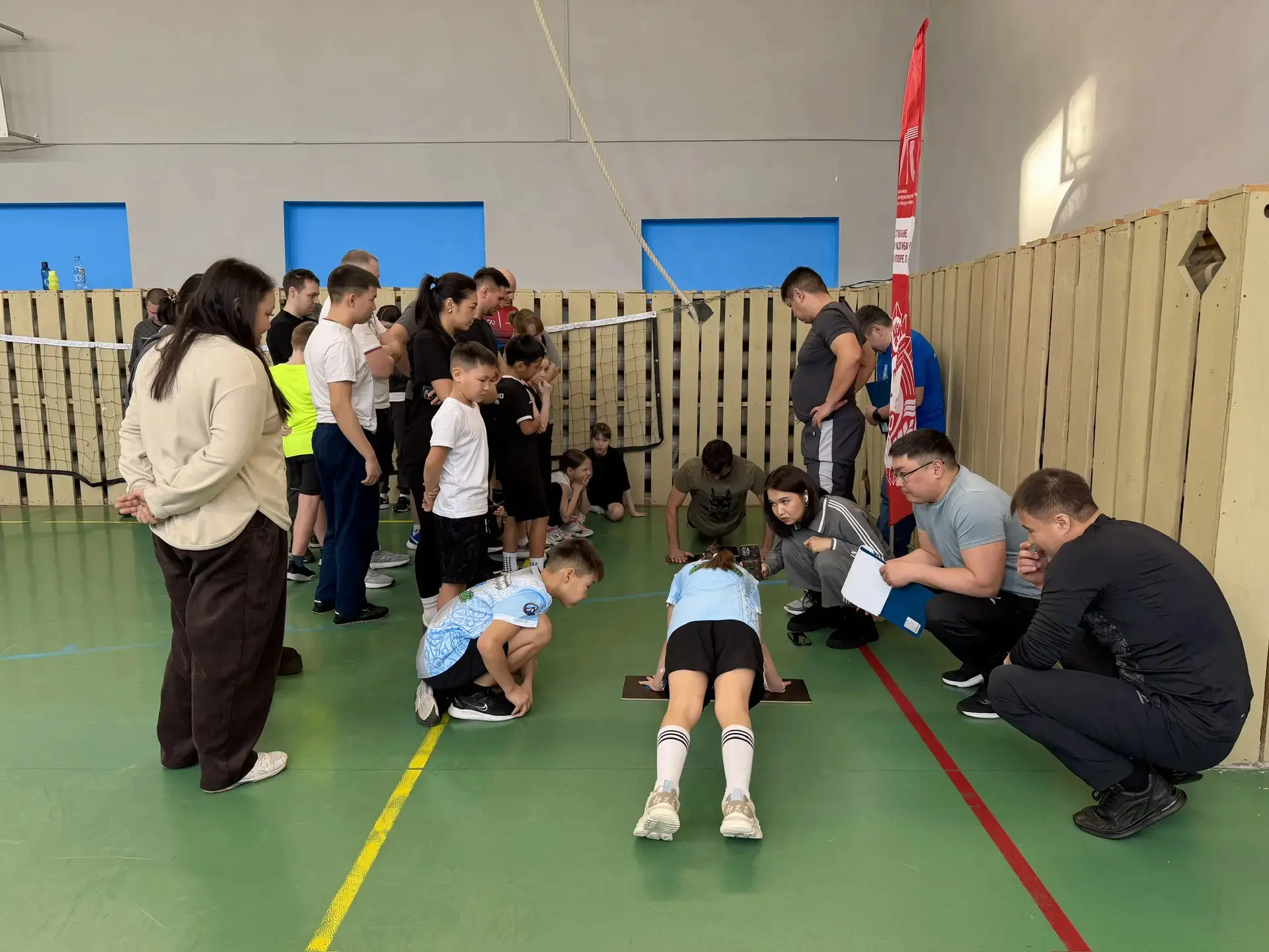 В Мирном определили самую спортивную семью: в лицее прошли соревнования «Отцовский патр...