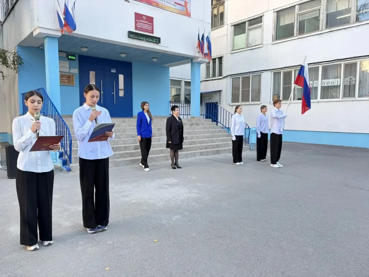 🇷🇺Традиционно утро понедельника в нашей школе началось с поднятия государственного фл...