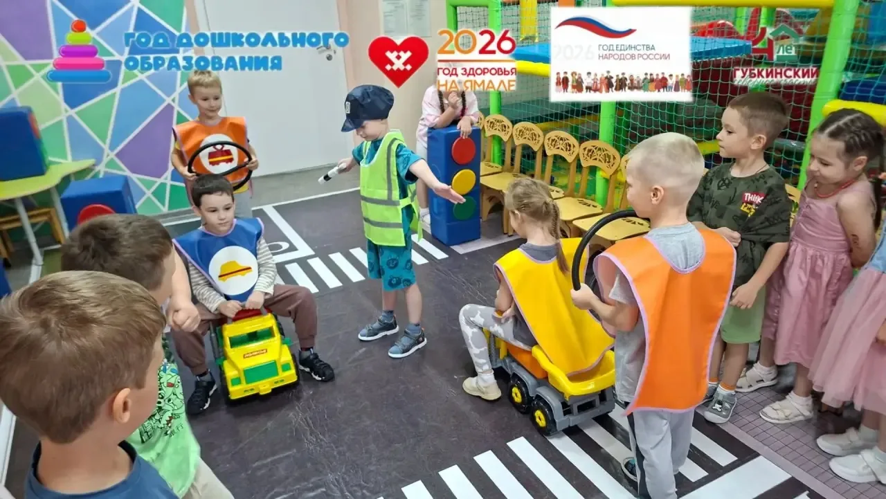 В подготовительной группе №10 повторили правила дорожной безопасности. На макете с пеше...