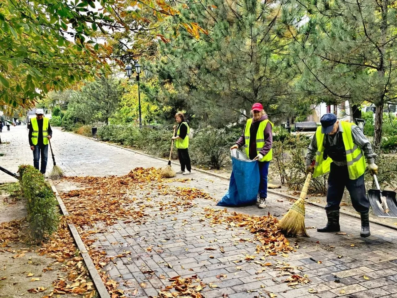 🧹🍂🍁На этой неделе большую уборку проводят коммунальные службы г. Азова 🚚