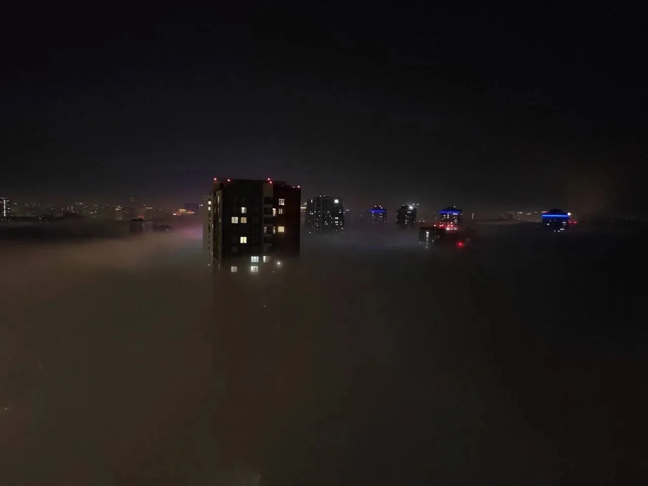 😶‍🌫️ Екатеринбург окутал густой туман прошлой ночью