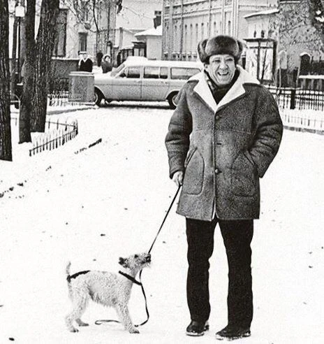 Юрий Никулин с собакой на прогулке, 1970-е.♥