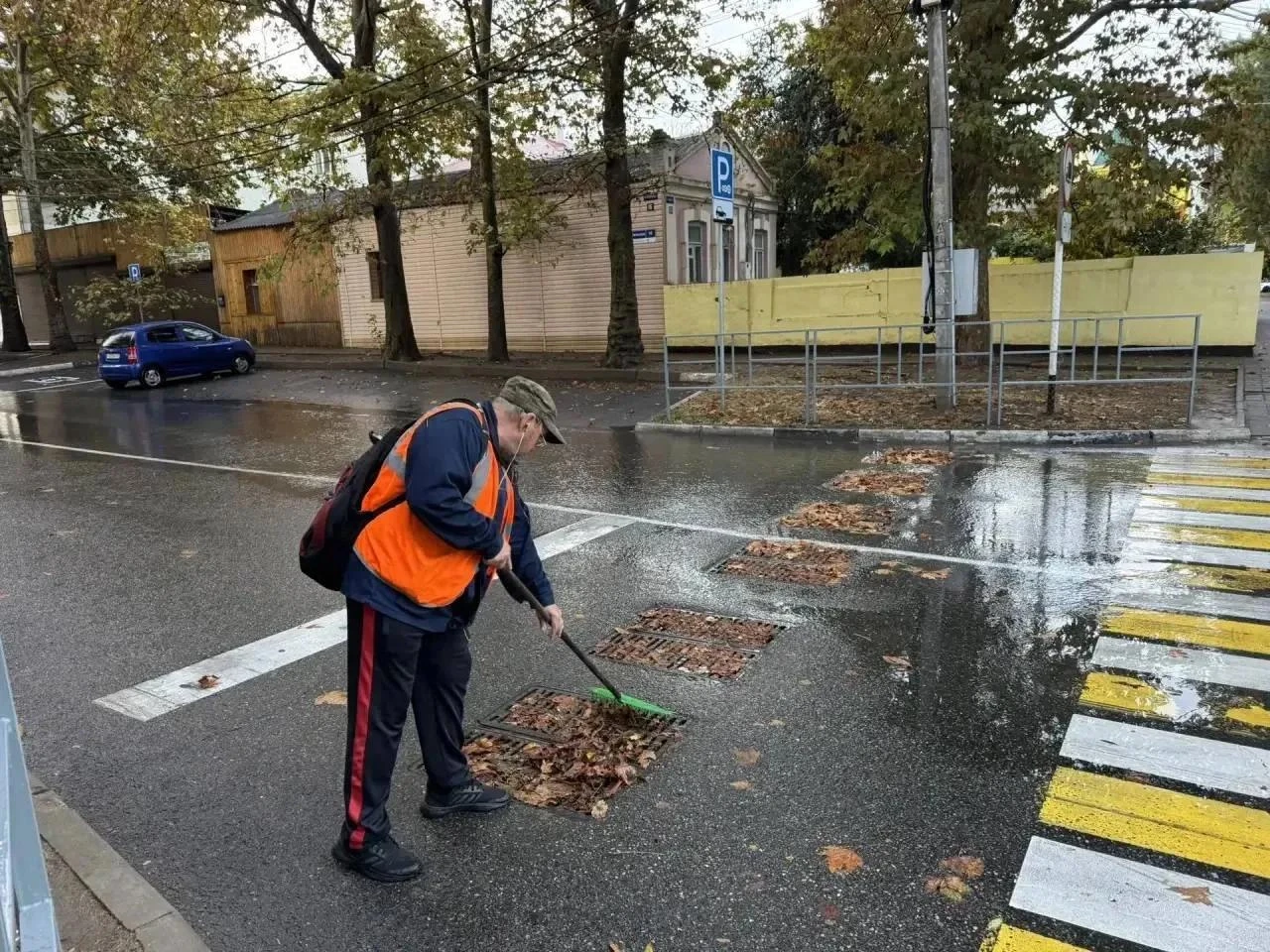 Коммунальные службы продолжают убирать последствия непогоды.