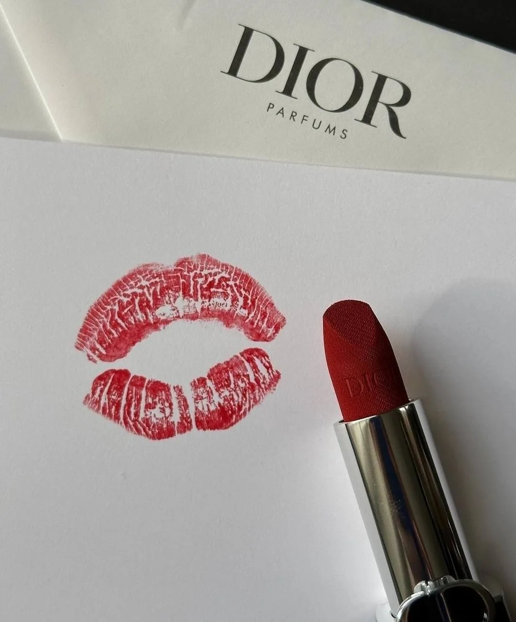 💄 Помаду когда-то считали настолько скандальной, что она стала символом протеста