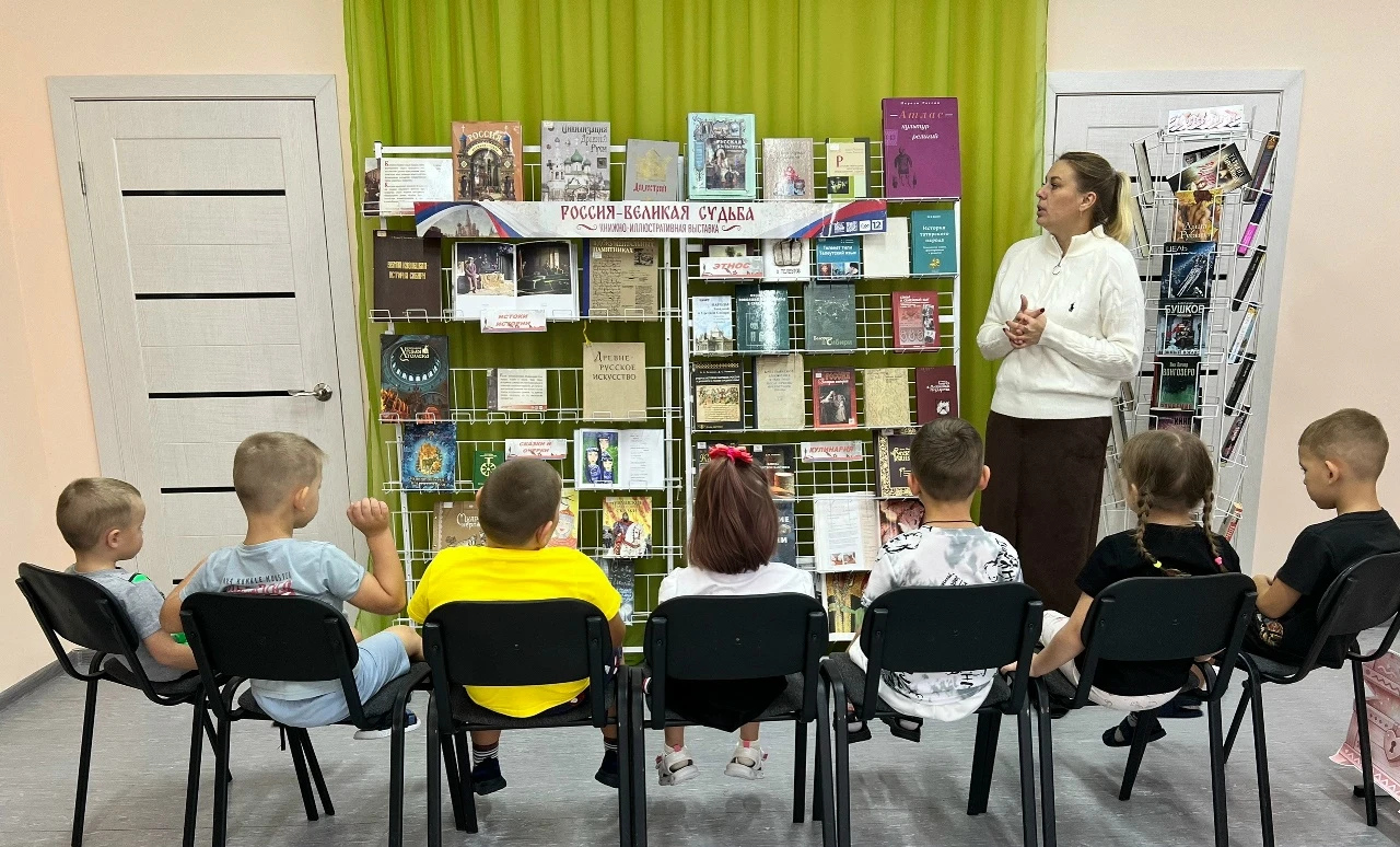 📚В библиотеке-филиале № 17 продолжает свою работу передвижная книжная выставка «Россия...