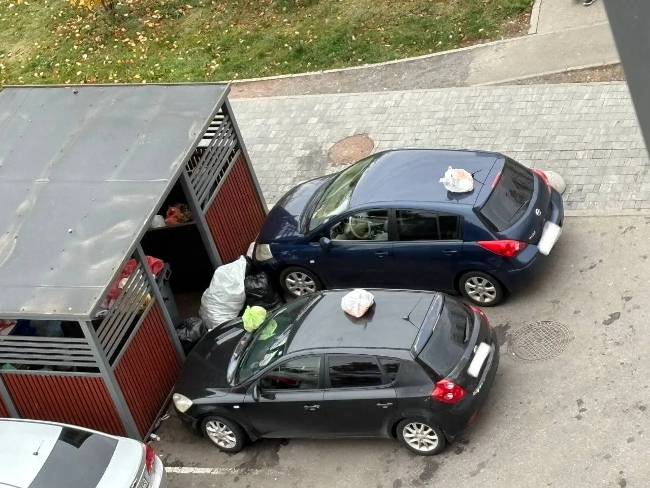 🚗 В Новых Ватутинках двое автомобилистов припарковались так, что полностью перекрыли д...