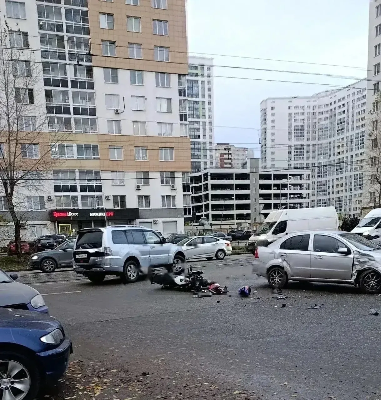 На Старых Большевиков столкнулись мотоцикл и легковушка
