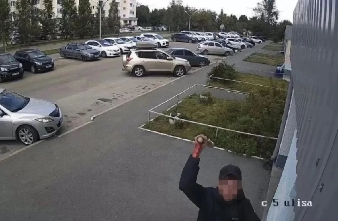 Тюменец разбил Hyundai за 1,4 млн рублей во дворе дома на Беловежской
