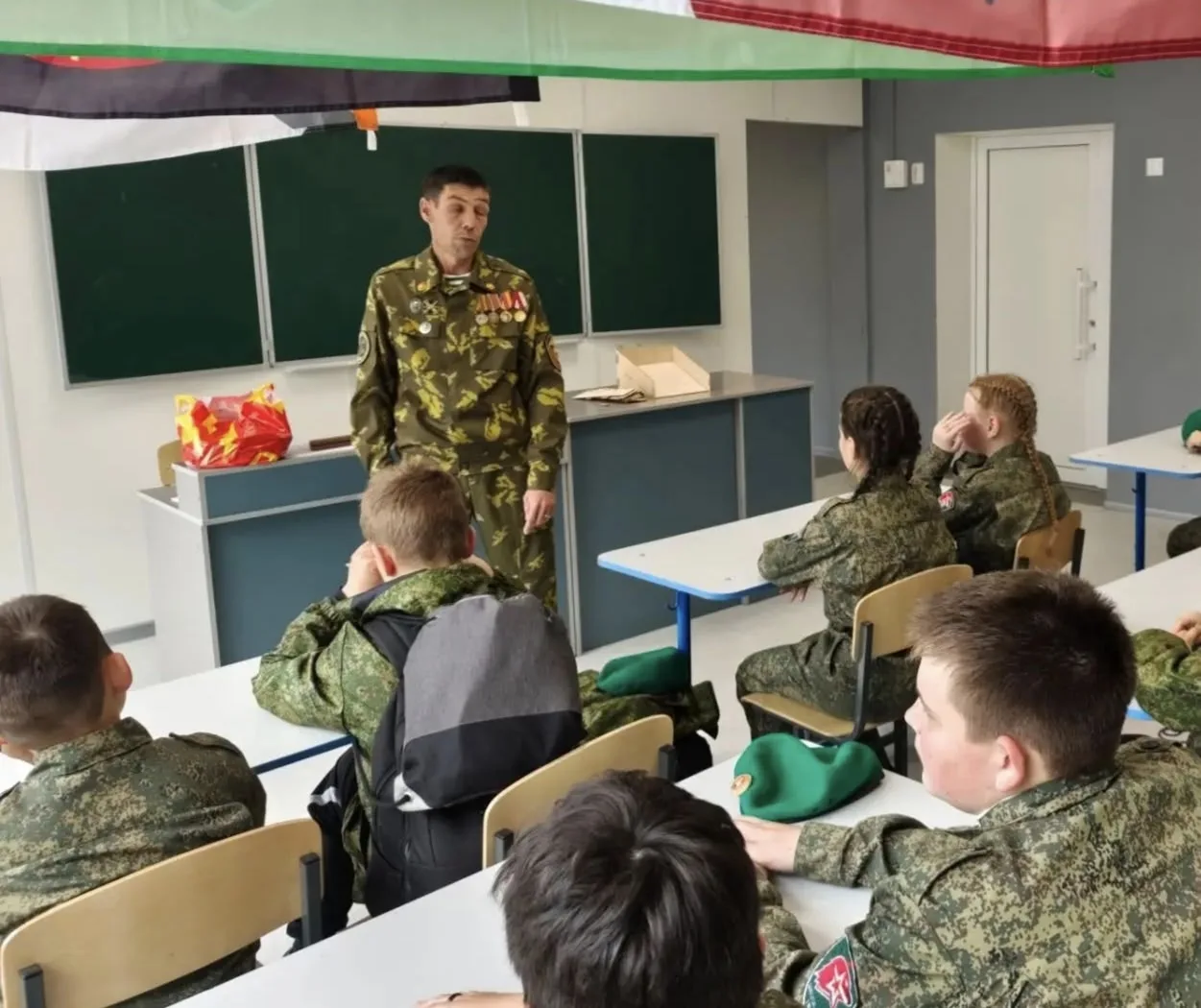 КАДЕТЫ-ПОГРАНИЧНИКИ ВСТРЕТИЛИСЬ С ВЕТЕРАНОМ ЧЕЧНИ