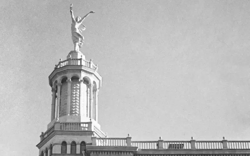 Скульптуру балерины на крыше дома уничтожили... автомобили