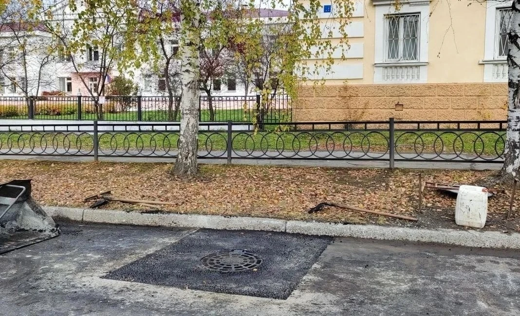 🚧 В Лесном УГХ продолжает работы по поднятию колодцев подземных коммуникаций до уровня...