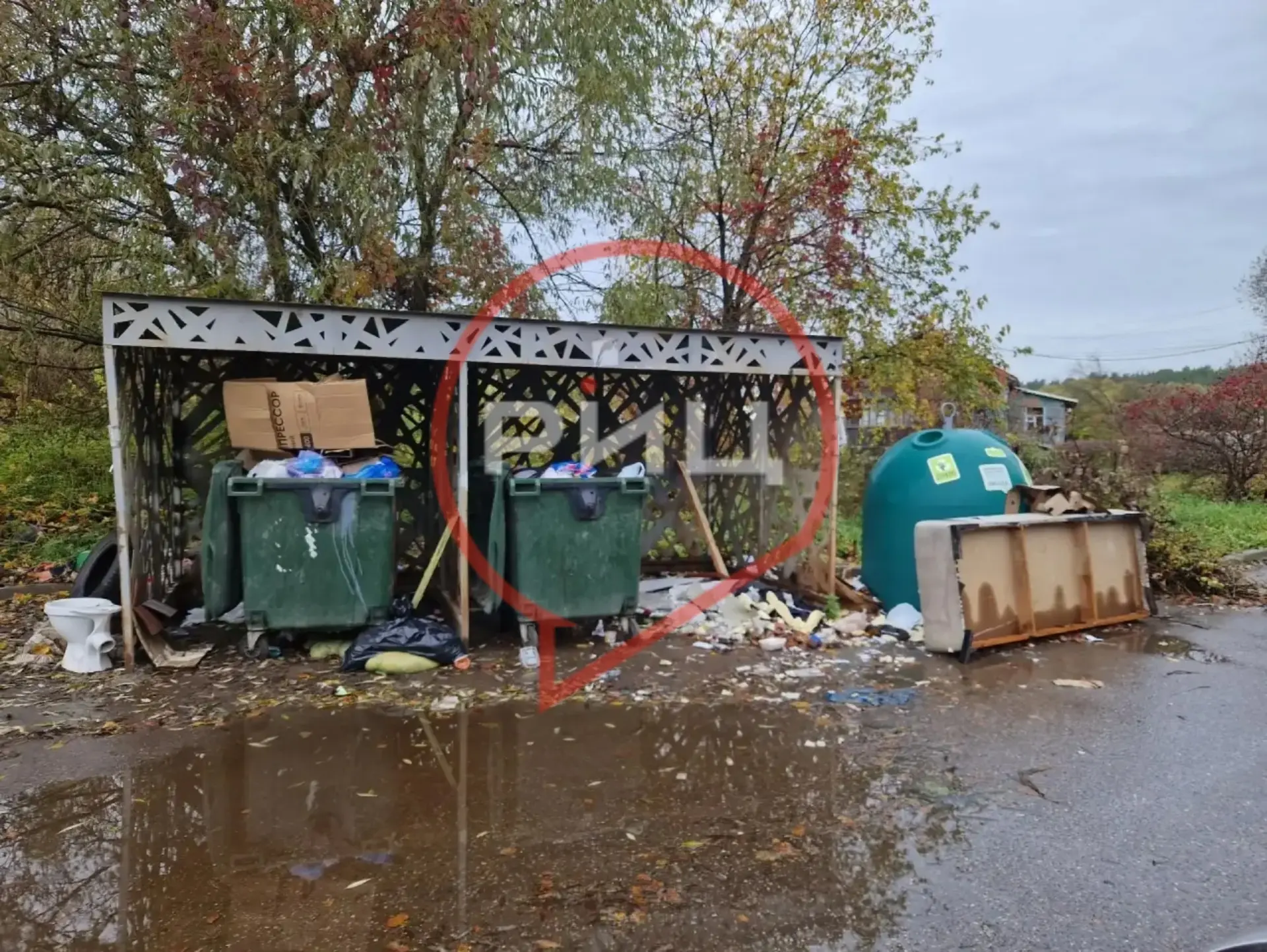 Контейнерная площадка в боровском природном парке «Текижа» превратилась в настоящую сва...