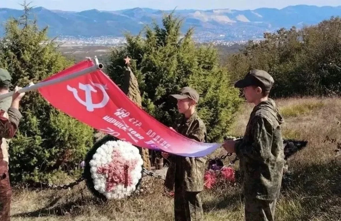 Юные казаки вместе с родителями и наставниками обновляют флаги на братских могилах воин...