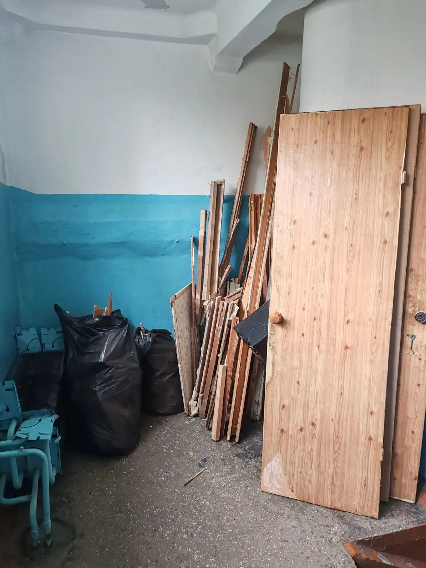 Здравствуйте, нужен 1 человек на Лазурную 2, выбросить на помойку со 2 этажа строительн...