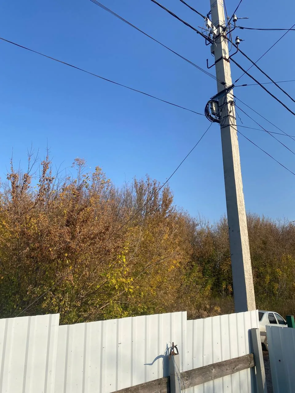 Упал провод на улице Заречная, север, около жд моста, не оборвался, но свисает и мешает