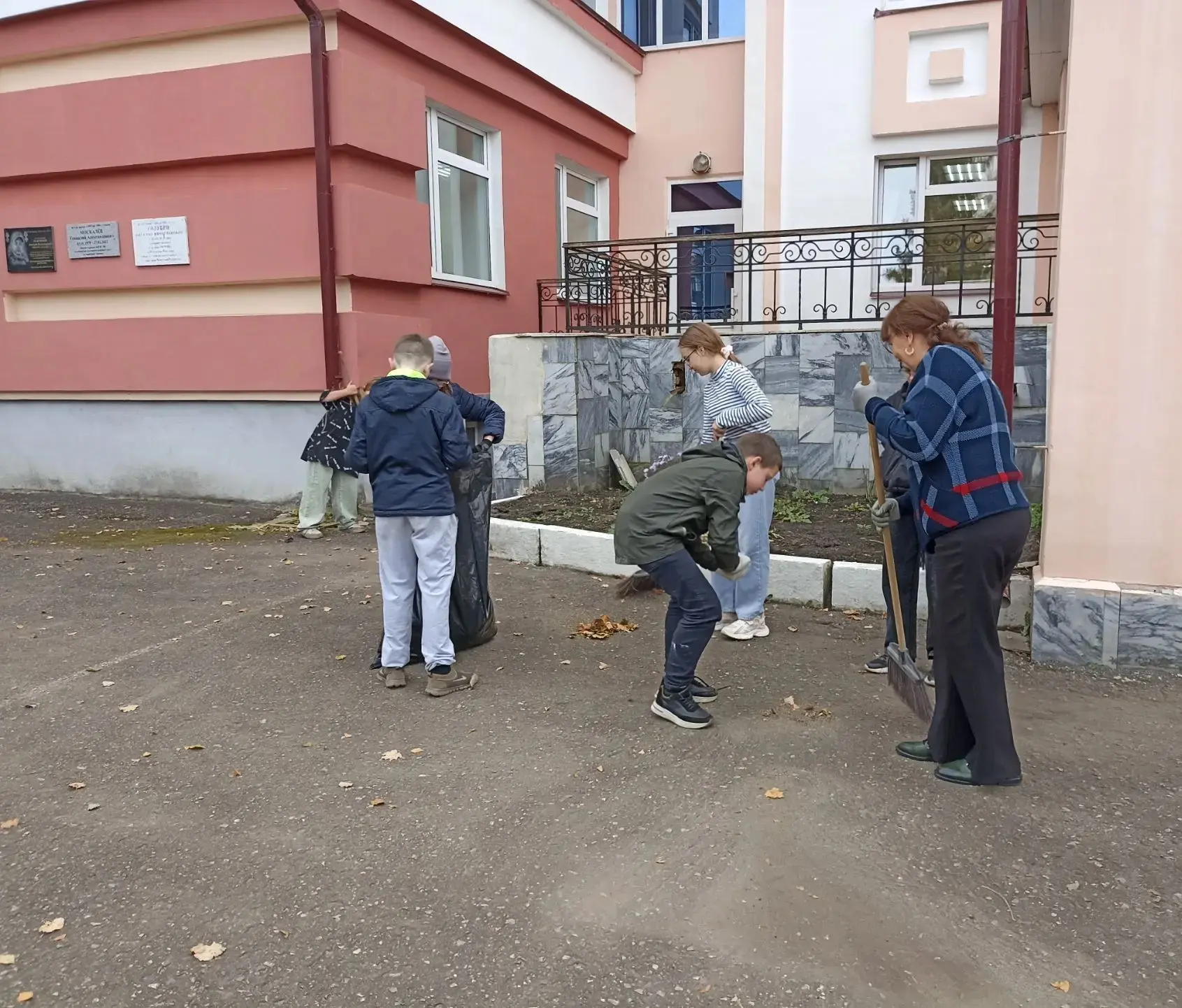 Сегодня в школе прошёл субботник! Ребята вместе с педагогами вышли на школьный двор и д...