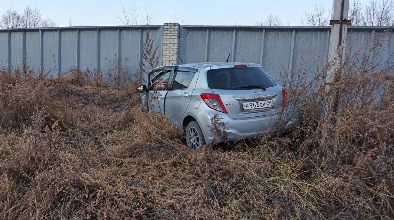 В Свободном водитель Toyota Vitz въехал в забор. Очевидцы подозревают, что женщина была...