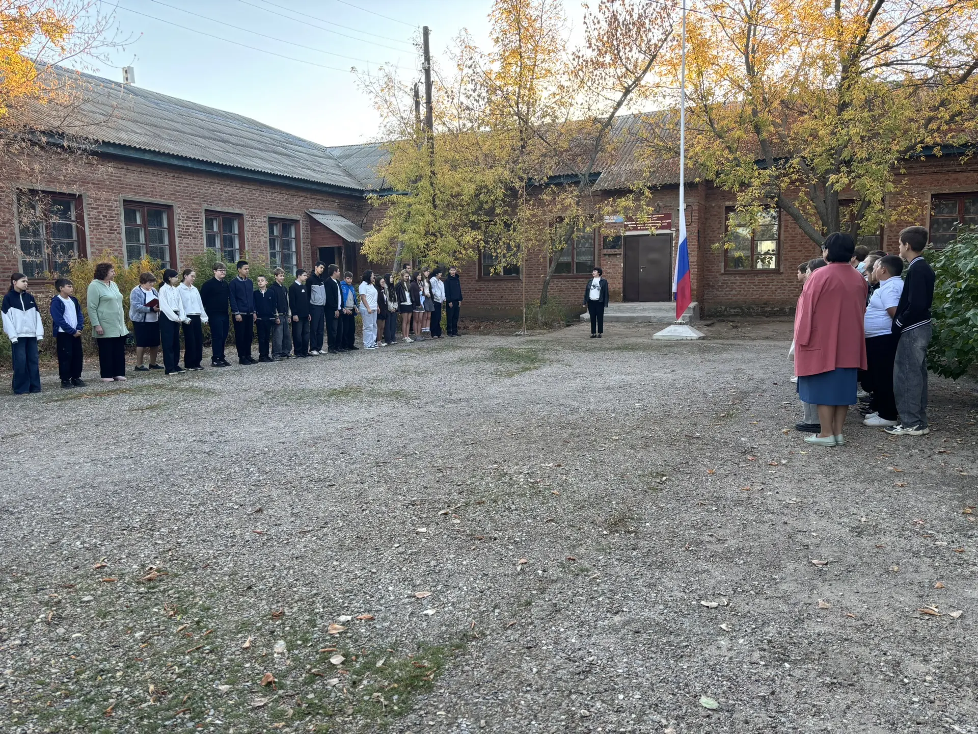 🇷🇺Новая учебная неделя в нашей школе началась традиционно.