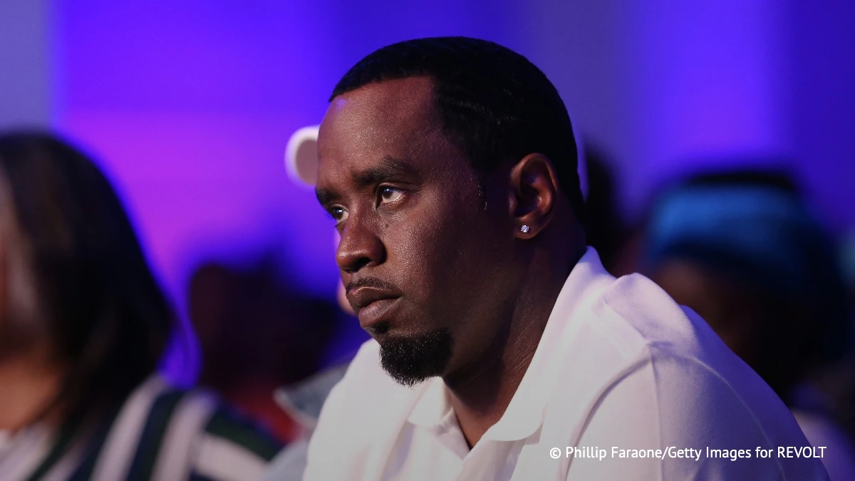 Рэпера P. Diddy увезли из тюрьмы на скорой с травмой головы. Об этом сообщил портал TMZ...