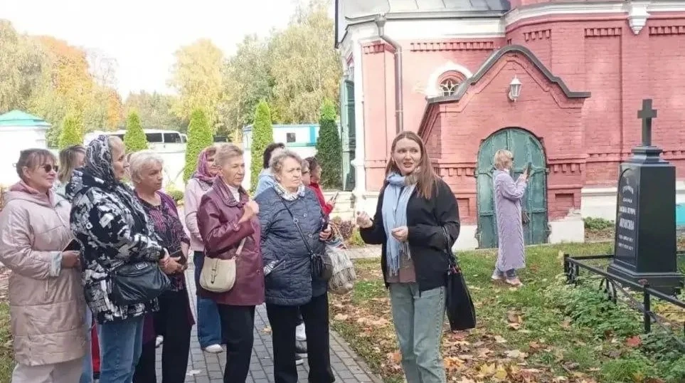 Пенсионеры Королева увидели редкий фаянсовый иконостас во время экскурсии