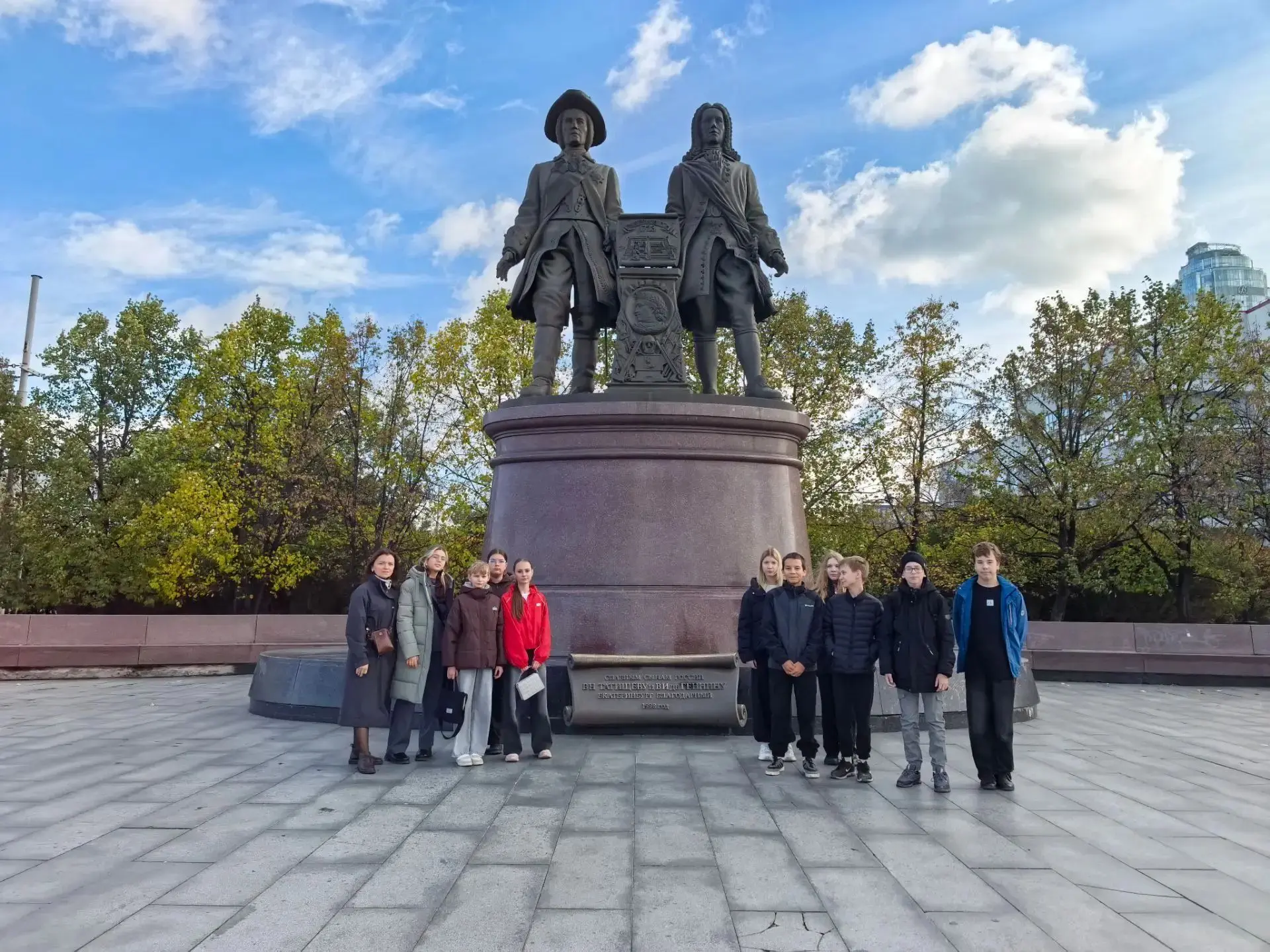 Прогулка по сердцу Екатеринбурга: как 5-й и 7А классы путешествовали во времени 🏙️