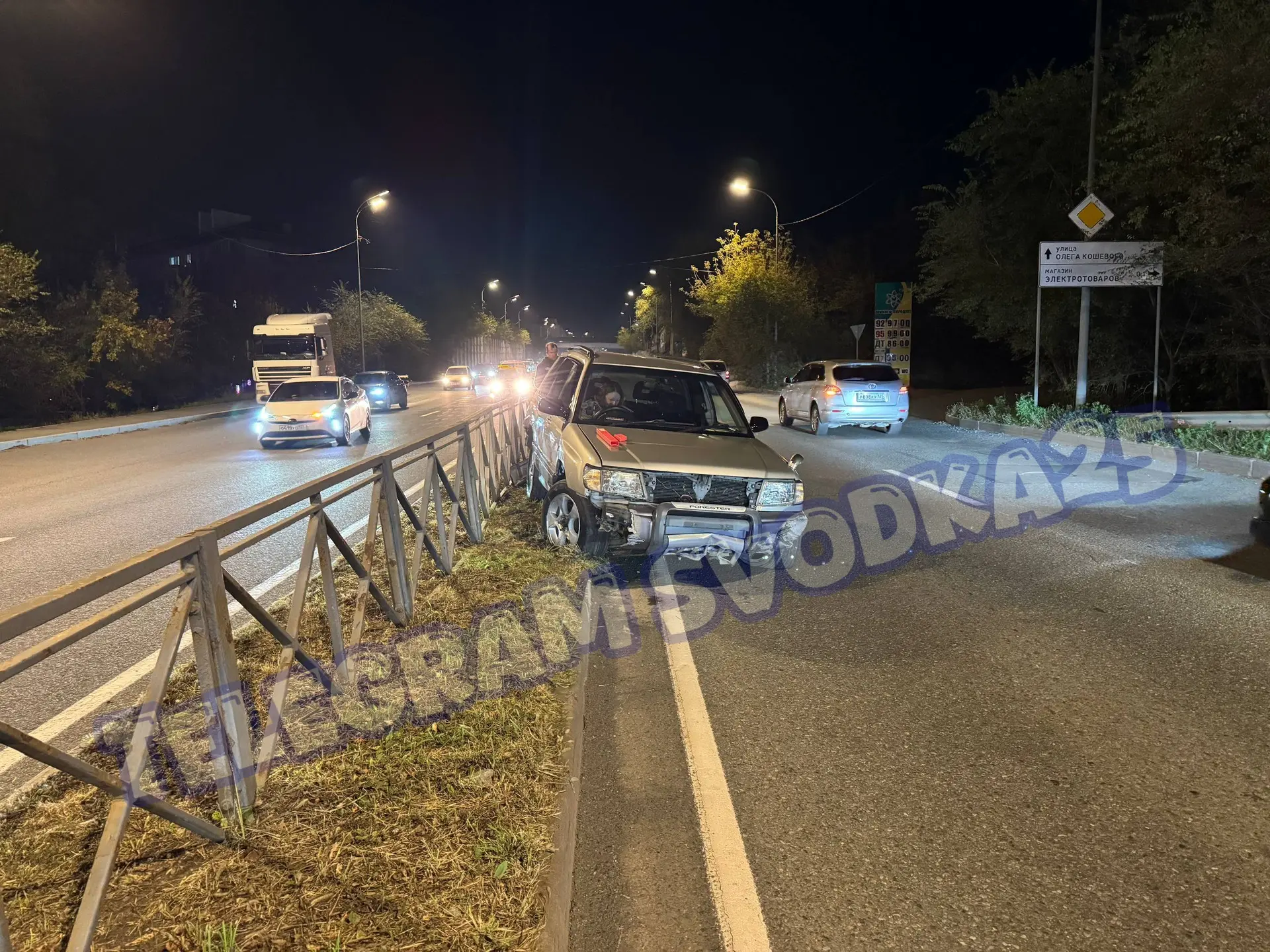 🚨Во Владивостоке на Чуркине Subaru Forester в результате ДТП пробил 100 метров огражде...