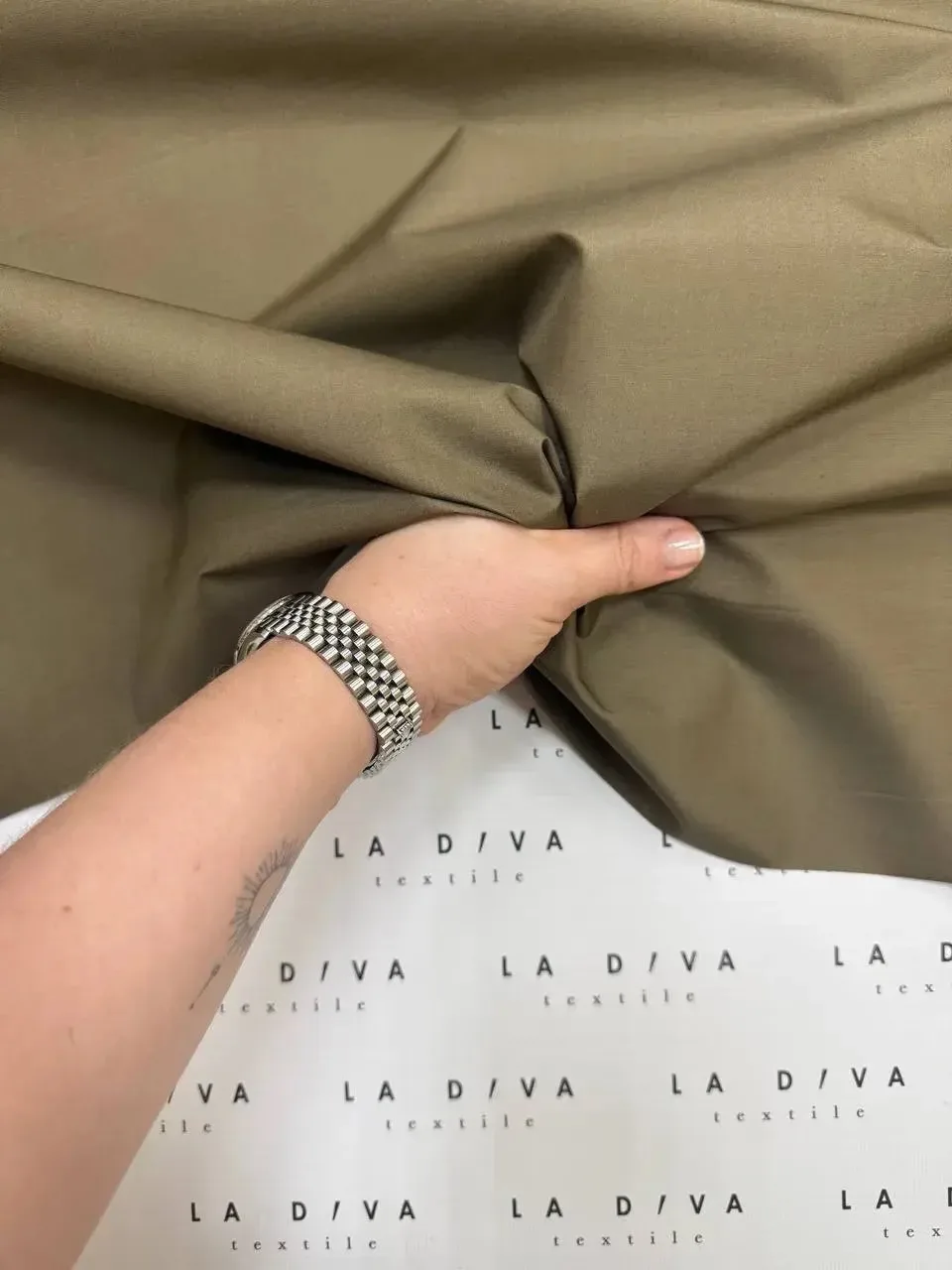 Loro Piana шелк на мембране Storm System цвета хаки. Ткань пластичная, приятная на ощуп...