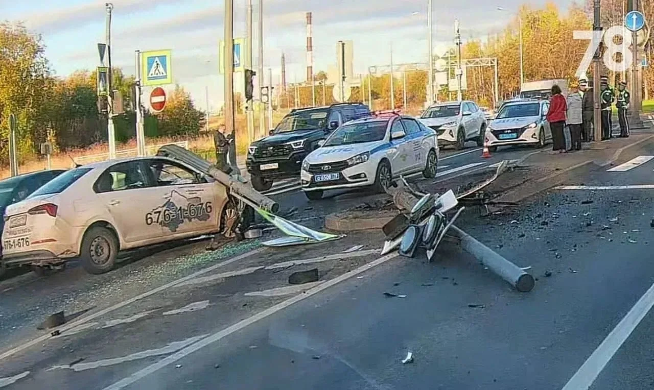 ⚡️ В Красном Селе таксист снёс столб и дорожные знаки. ДТП произошло на Кингисеппском ш...