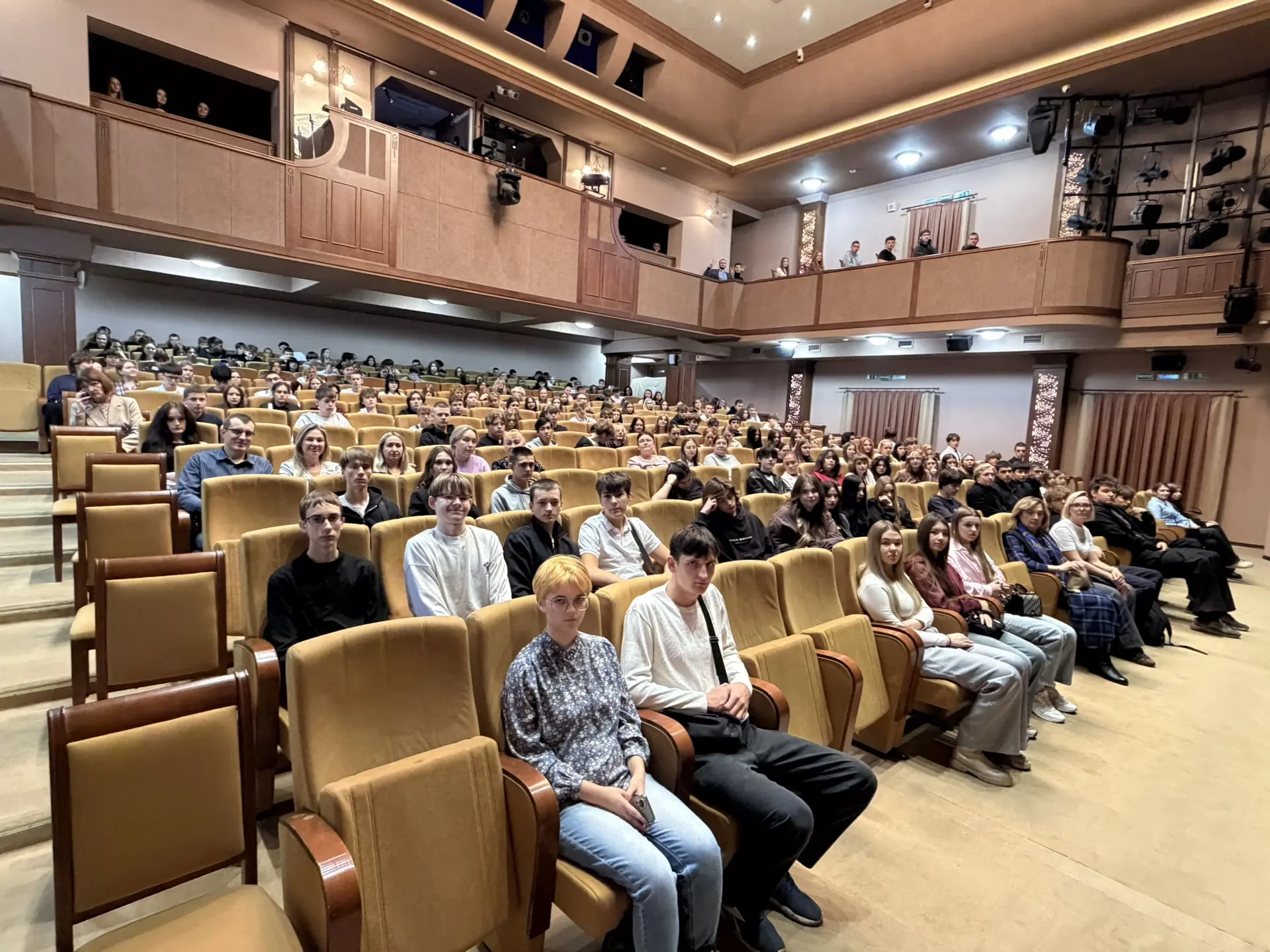 ☀️🎭Сегодня Омский драматический театр «Галёрка» дружелюбно распахнул свои двери для на...