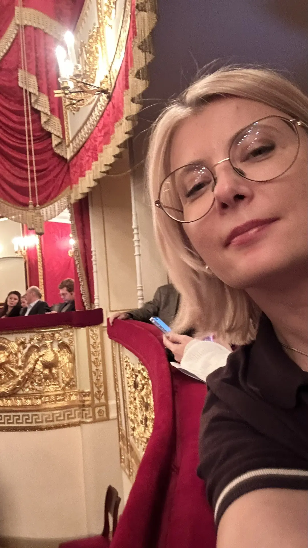 Это так мило, в Александринке в ложи приглашает швейцар в старинном камзоле❤️