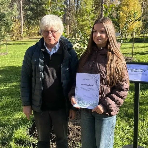 Первомайская старшеклассница участвовала в высадке яблонь в «Саду учёных» в Подмосковье
