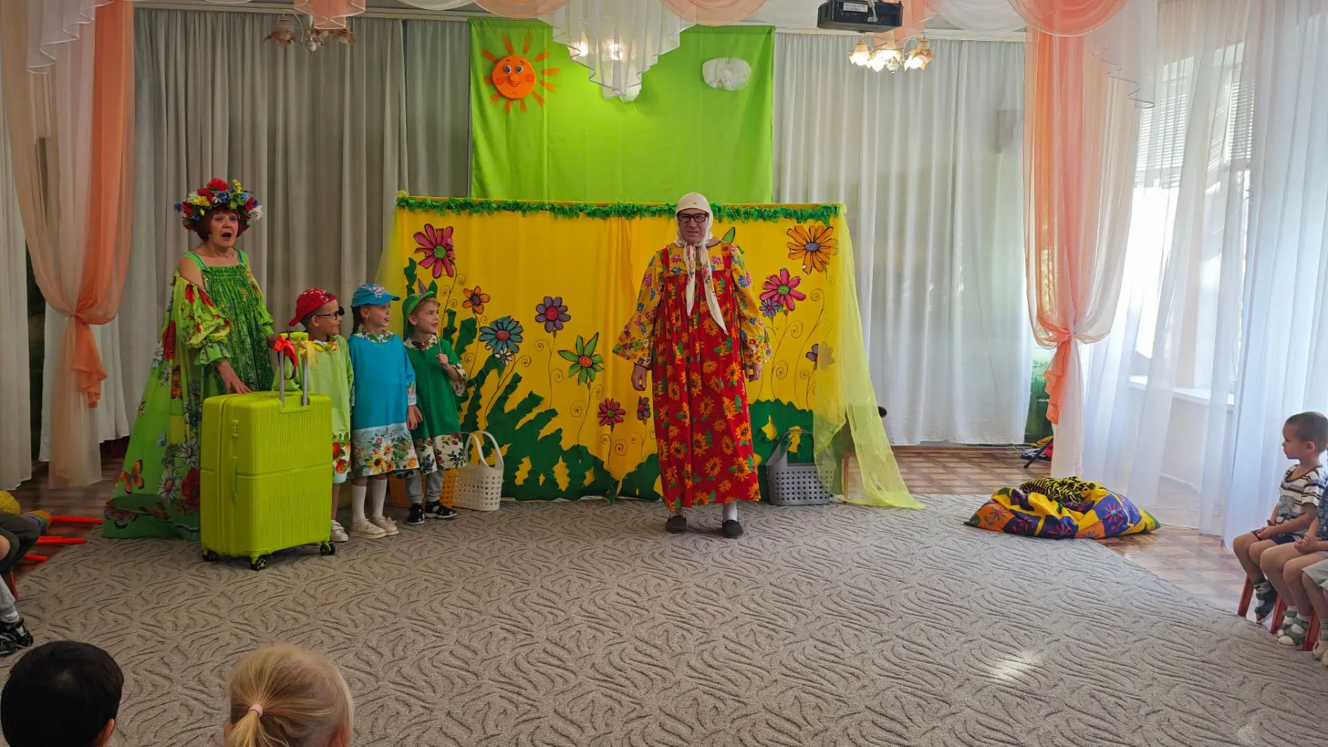 В гости к нам приехал 🎭театр "Золотое крылечко" со спектаклем "Песенка о лете".