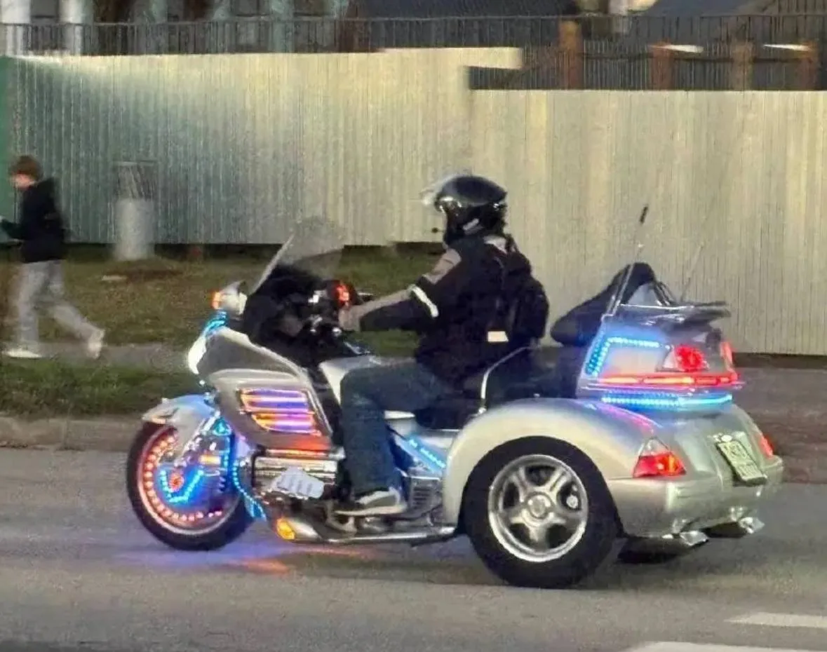 🏍️ Неоновый мотоцикл заметили в Коммунарке