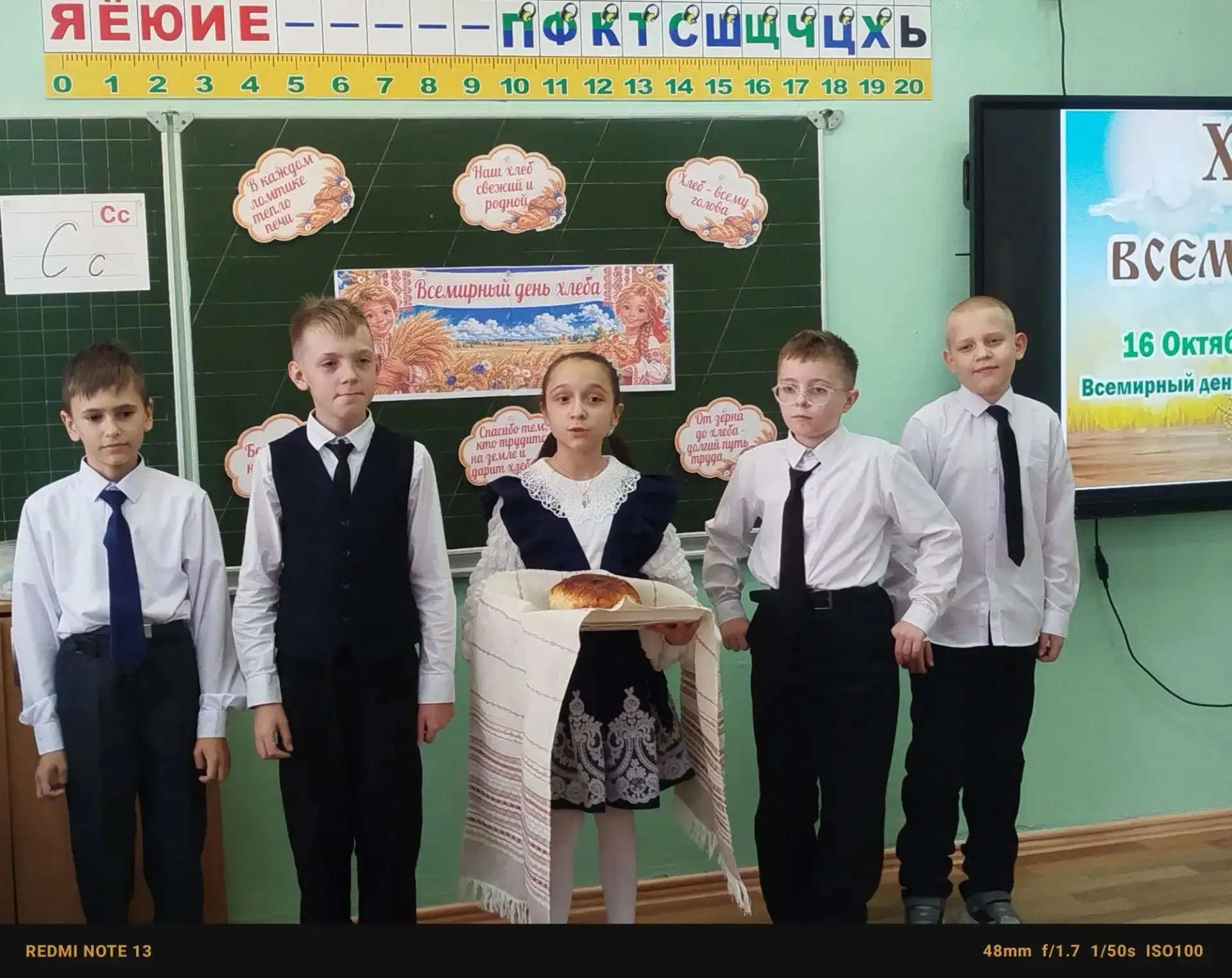 4В класс делится теплом с малышами