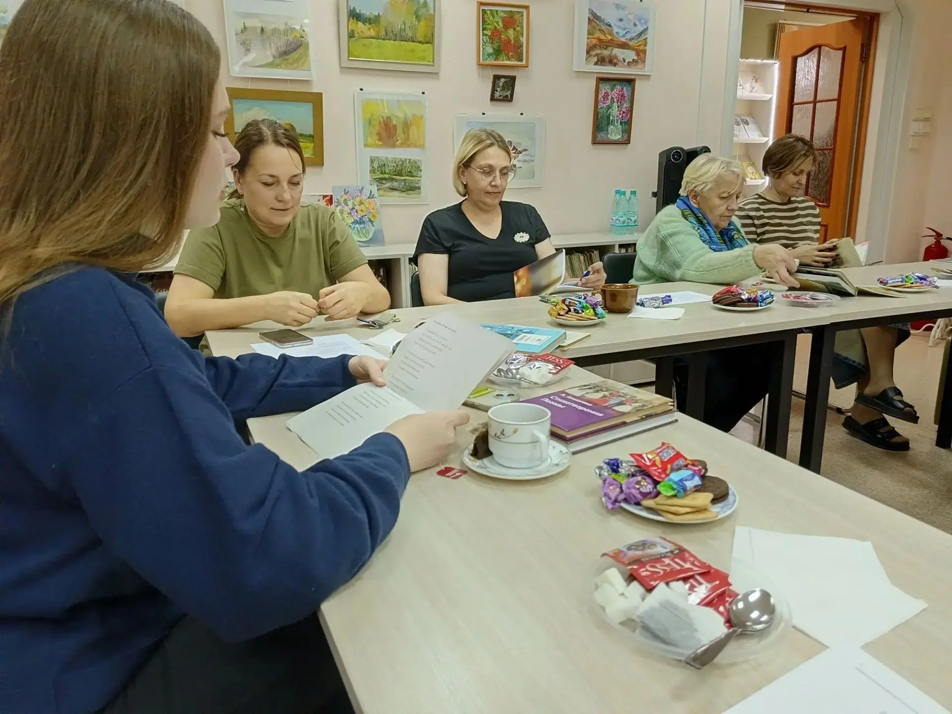 🍁 В Парабельской библиотеке прошёл поэтический вечер «Осенние строки» - и пусть за окн...