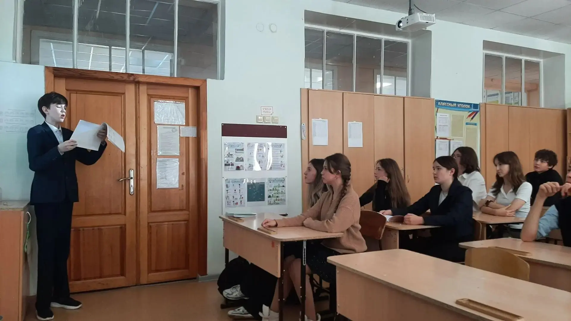🇷🇺9 октября в 8Б классе состоялась информационная пятиминутка, приуроченная ко Дню во...