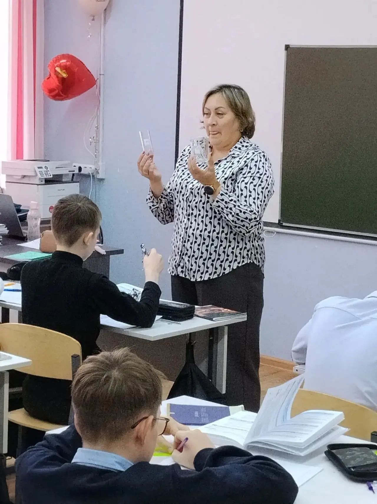 Вести с уроков. 15.10 на уроке физики 7 классы учились определять цену деления приборов...