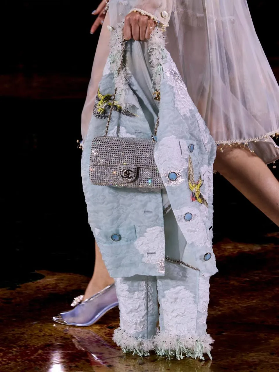 На свежем показе Chanel Spring/Summer 2027 в Grand Palais над подиумом подвесили 95 огр...