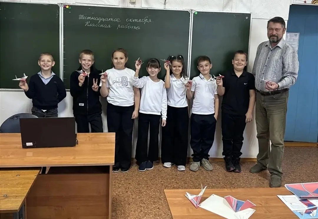 Обучающиеся творческого объединения "Оригами ООШ 5" под руководством своего педагога Ут...