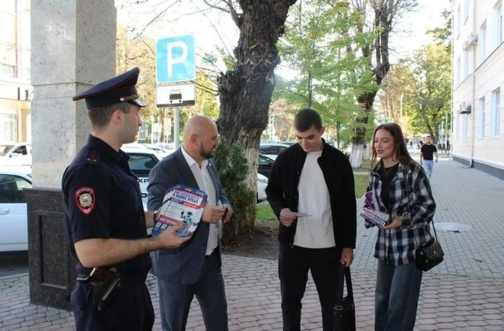 Участковые уполномоченные полиции отдела МВД России по городу Майкопу совместно с предс...