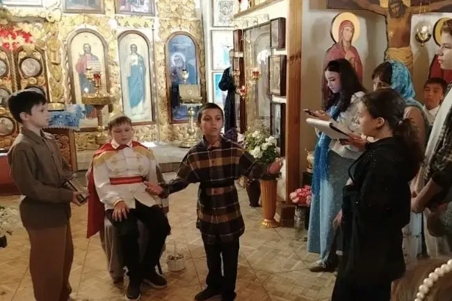 Ласковое осеннее солнышко щедро дарило сегодня последнее тепло людям. Наверное, сама Бо...